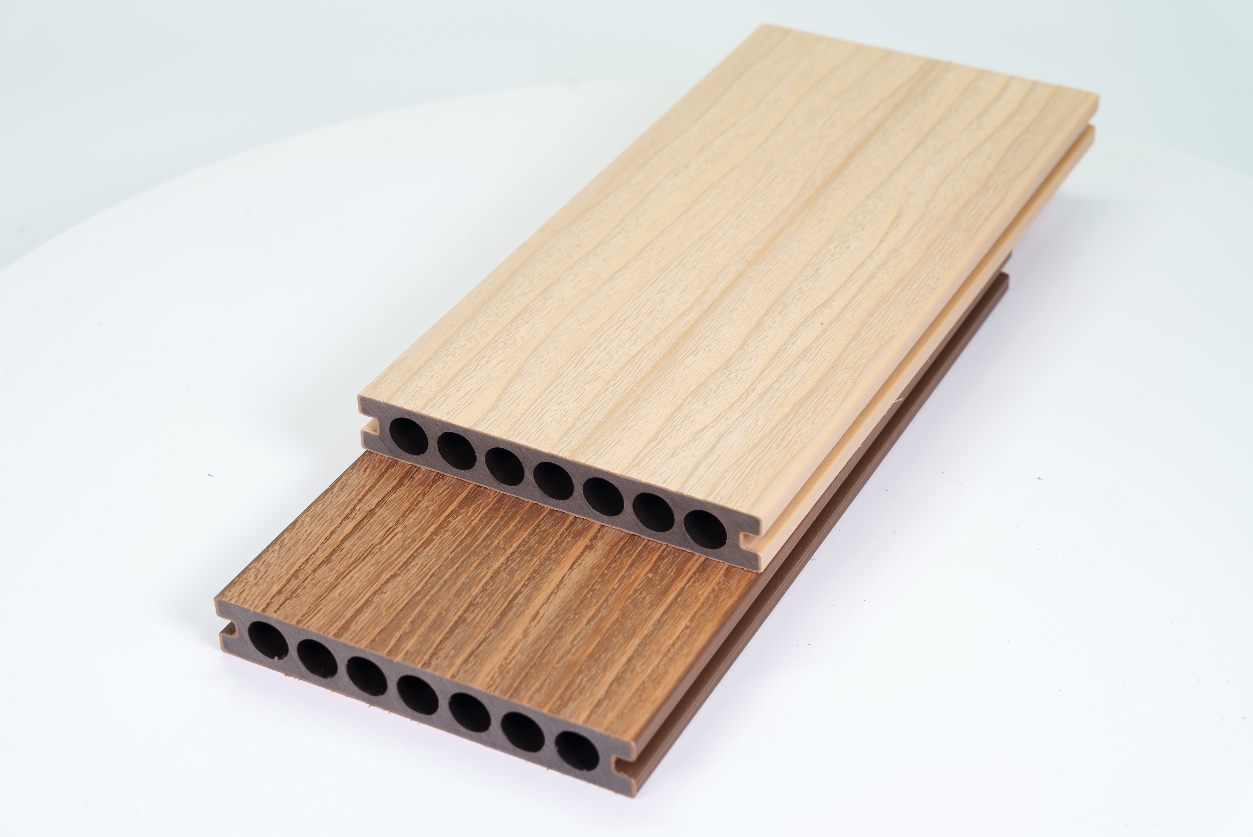 Decking de WPC compuesto duradero de madera y plástico para espacios al aire libre