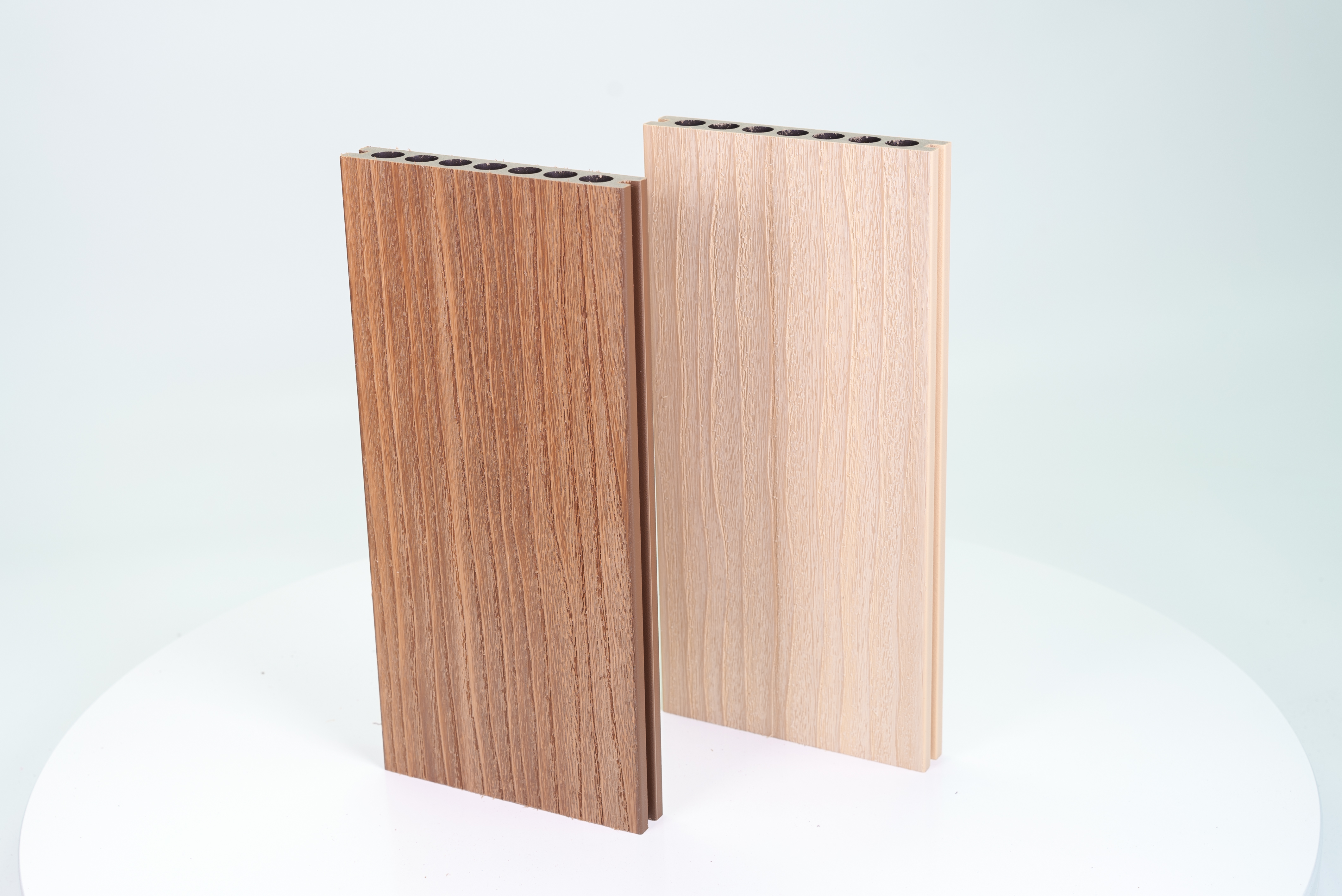 Decking de WPC compuesto duradero de madera y plástico para espacios al aire libre