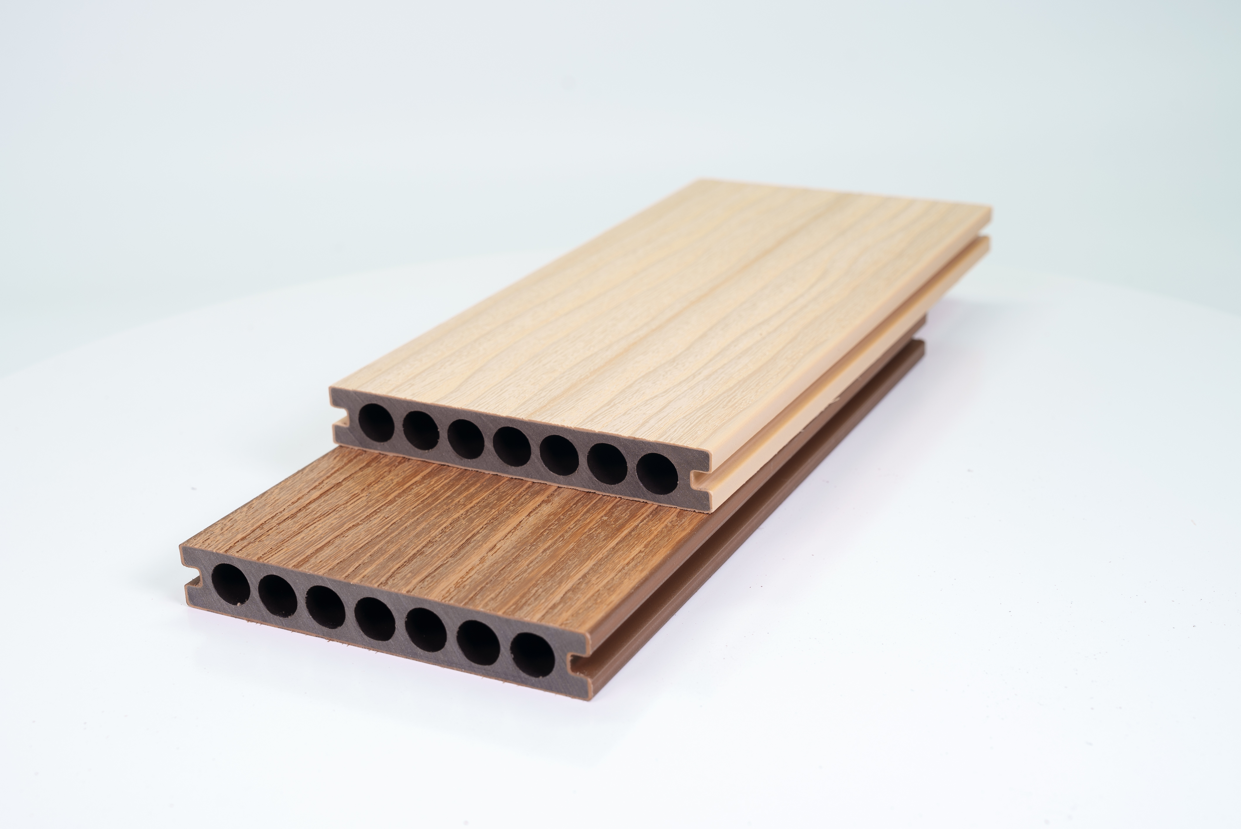 Decking de WPC compuesto duradero de madera y plástico para espacios al aire libre