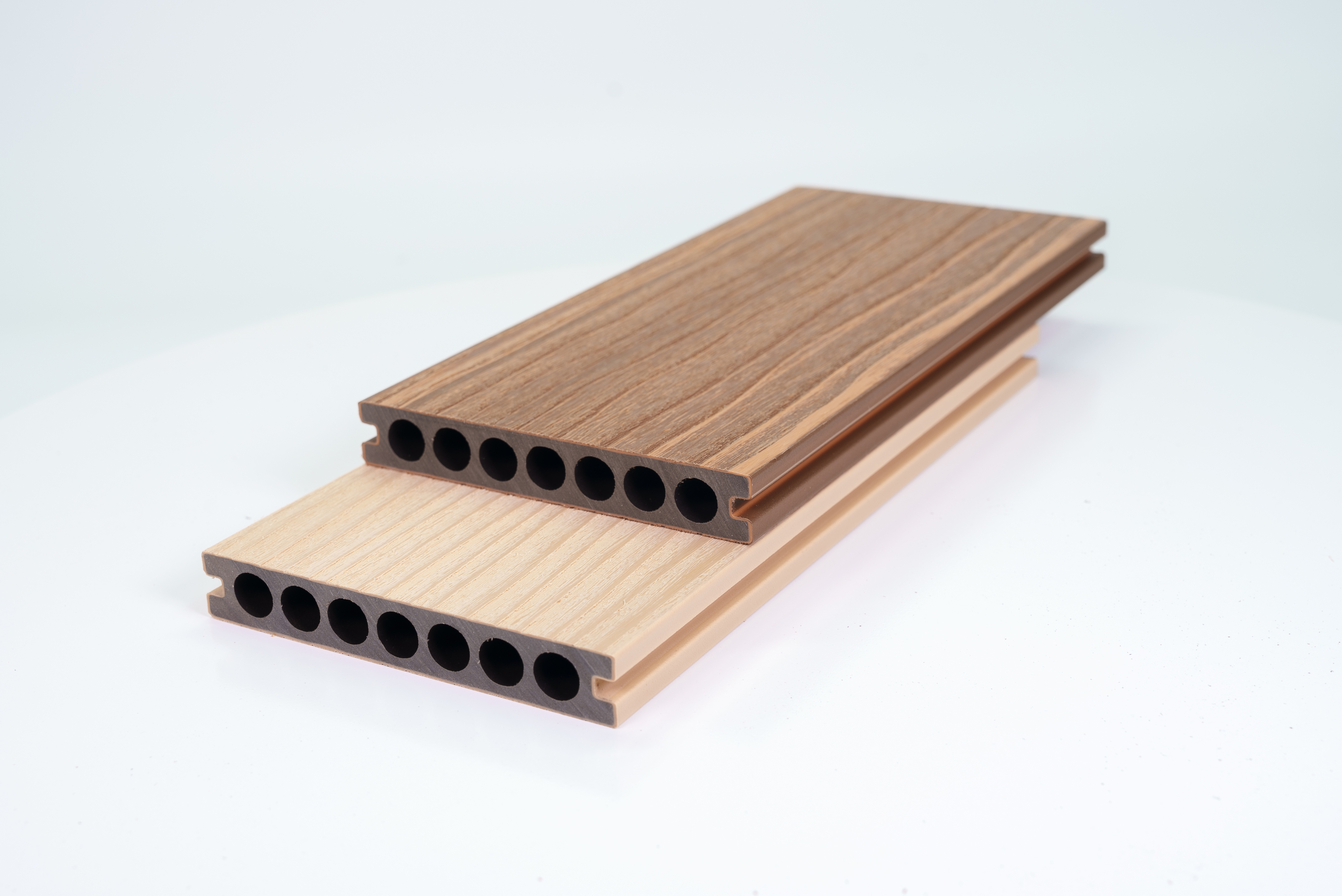 Decking de WPC compuesto duradero de madera y plástico para espacios al aire libre